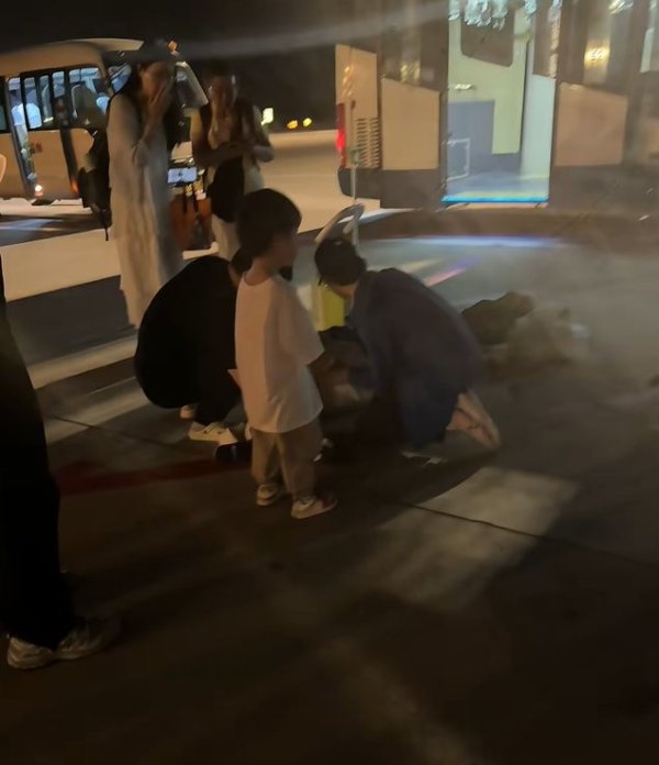 飞乐乐 乘客被困机场摆渡车闷热难耐，有人缺氧晕倒！男子紧急砸窗脱困，机场最新回应